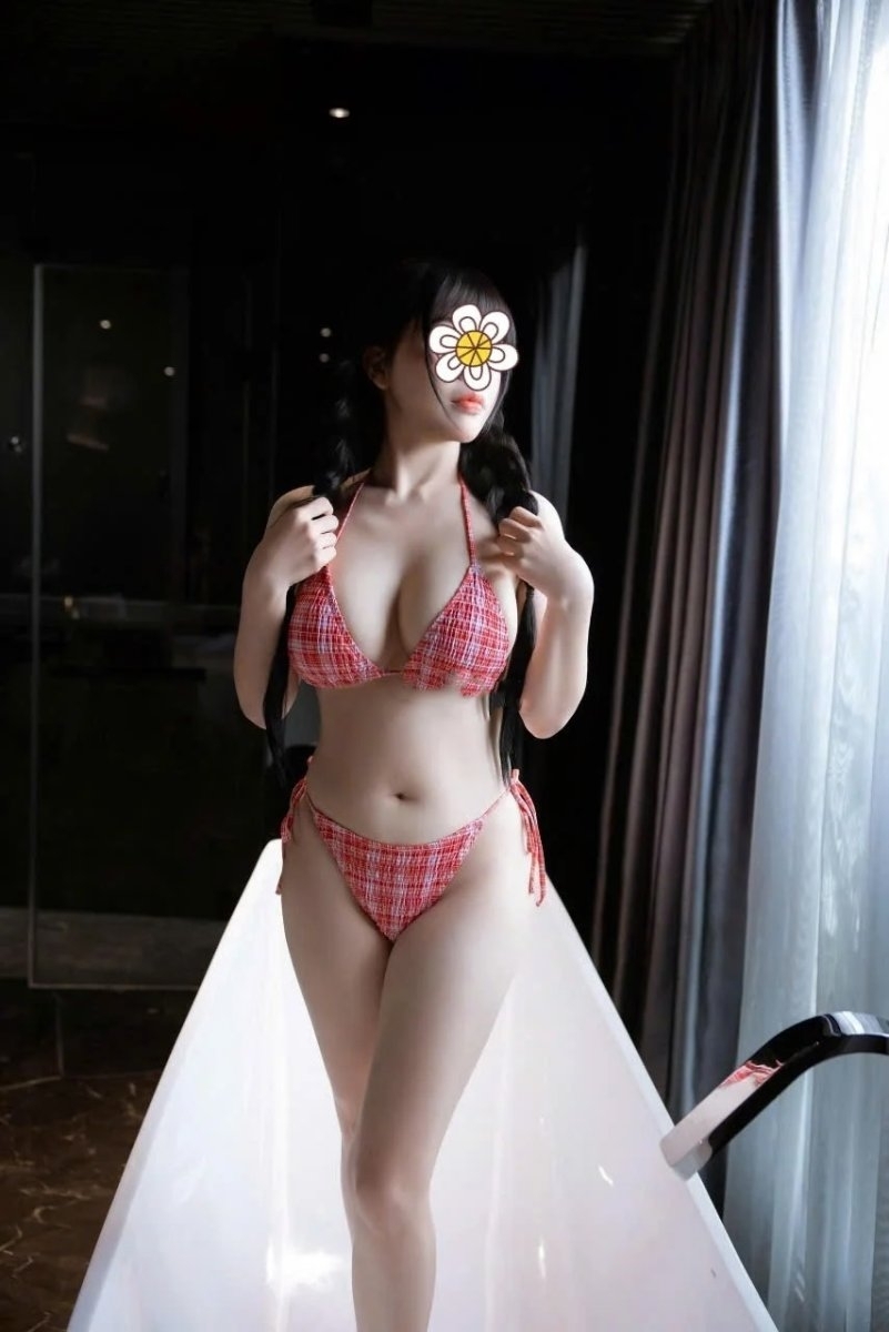 EM GÁI GIÁP BÁT MỚI VÀO NGÀNH SEXY NON TƠ CHIỀU CHUỘNG CÁC ANH ZAI ĐỦ TƯ THẾ