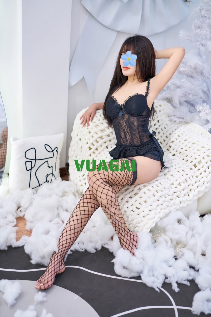 Huệ Chi - DA TRẮNG, DÁNG ĐẸP, GỢI TÌNH, MÚA CỘT DẺO, LÀM TÌNH ĐÊ MÊ, BIẾT NGHÊ LỜI DỄ BẢO