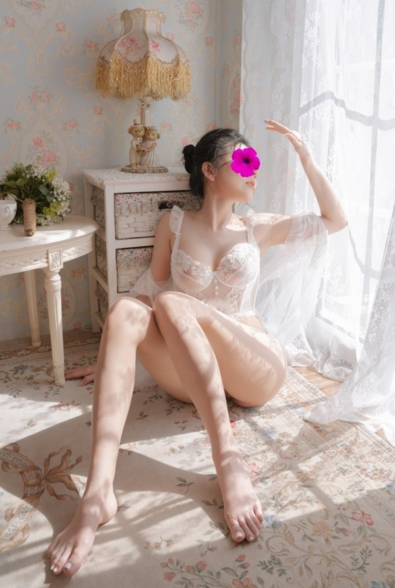 EM GÁI DA TRẮNG MẶT XINH MÔNG CONG BÍM KHÍT PHỤC VỤ KHÁCH CHU ĐÁO ĐẦY ĐỦ NHIỆT TÌNH